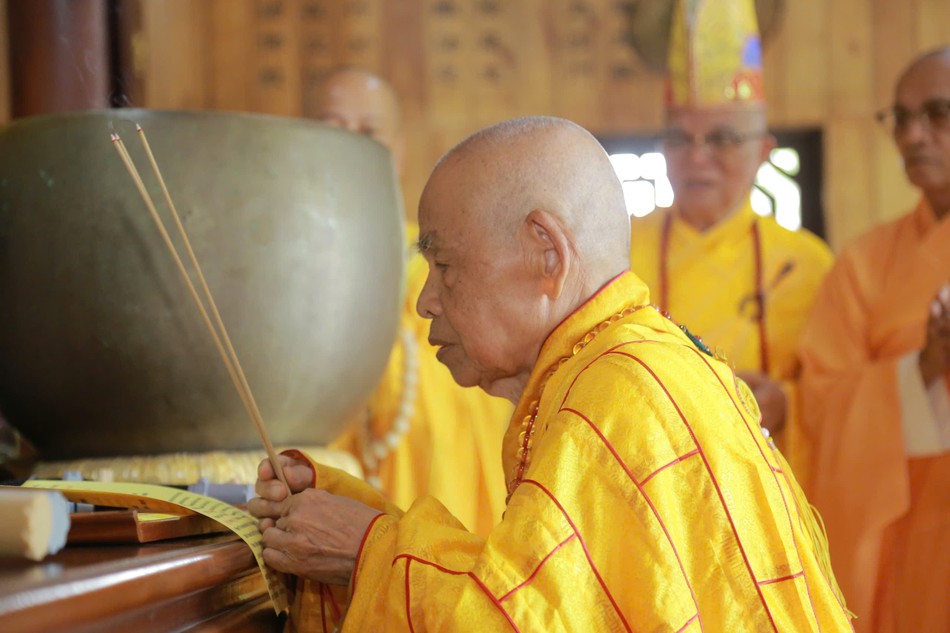 Trưởng lão Hòa thượng Thích Đức Thanh niêm hương bạch Phật