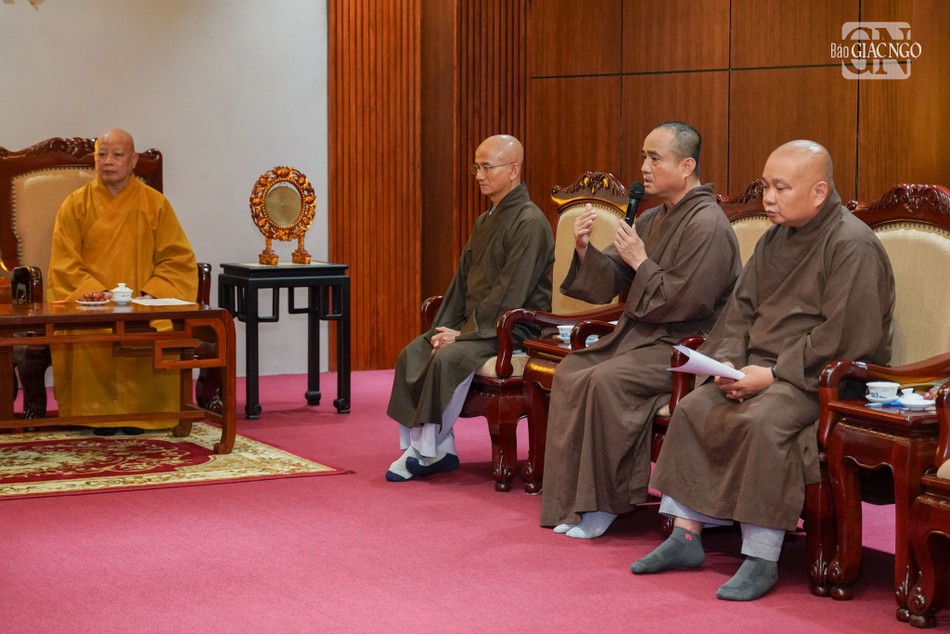 Thượng tọa Thích Tâm Hải trao đổi cùng phái đoàn