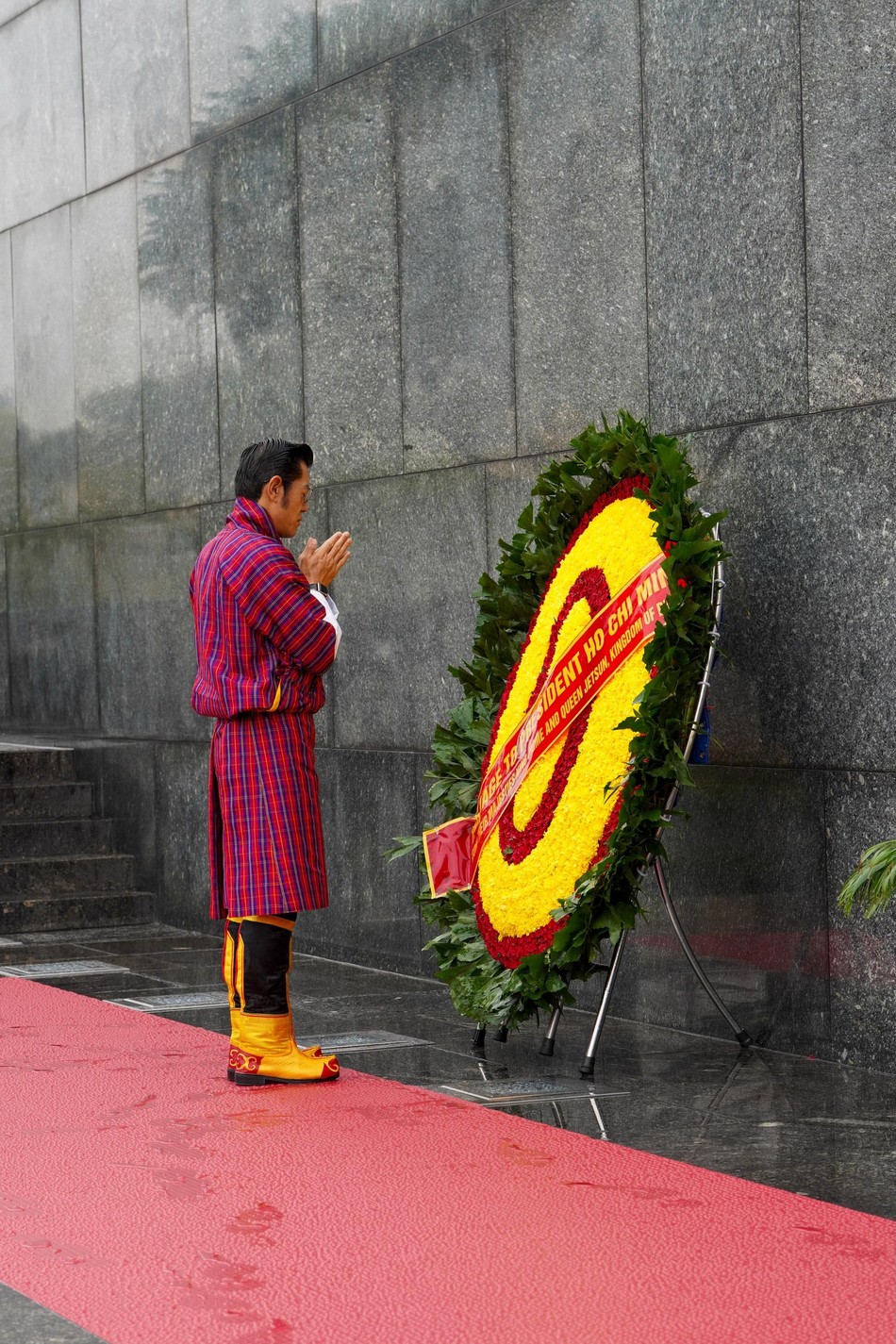 Quốc vương Bhutan Jigme Khesar Namgyel Wangchuck chắp tay trong nghi thức tưởng niệm trước lúc vào lăng viếng Chủ tịch Hồ Chí Minh