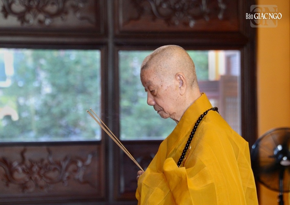 Niêm hương bạch Phật