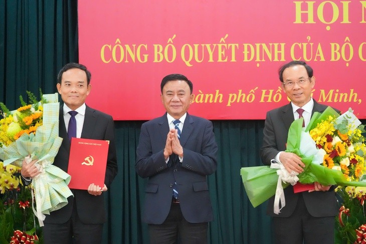 Thường trực Ban Bí thư Trần Cẩm Tú (ở giữa) trao quyết định và tặng hoa chúc mừng ông Nguyễn Văn Nên và ông Trần Lưu Quang - Ảnh: Hữu Hạnh Thường trực Ban Bí thư Trần Cẩm Tú (ở giữa) trao quyết định và tặng hoa chúc mừng ông Nguyễn Văn Nên và ông Trần Lưu Quang - Ảnh: Hữu Hạnh