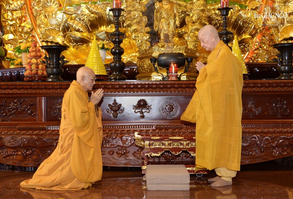 Đại lão Hòa thượng Pháp chủ và Trưởng lão Hòa thượng Thích Minh Thông tác pháp đối thú Tự tứ