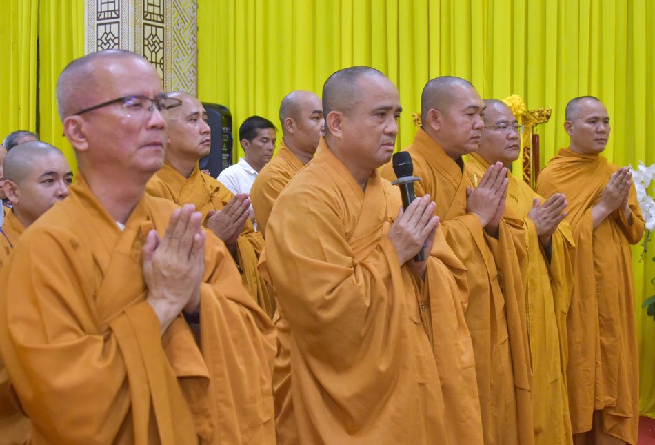 Thượng tọa Thích Tâm Hải đại diện đoàn phân ưu cùng môn đồ pháp quyến