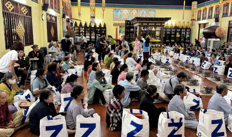 Tặng quà Vu lan đến bà con có hoàn cảnh khó khăn