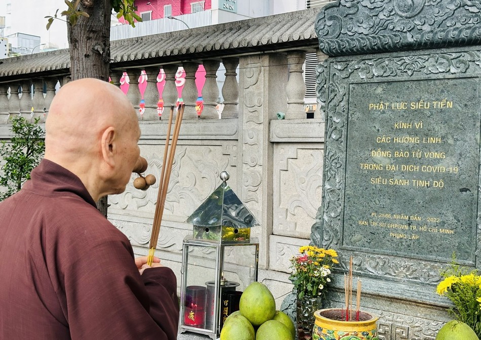 Trưởng lão Hòa thượng cầu nguyện tại Bia tưởng niệm đồng bào tử vong trong đại dịch Covid-19, do Ban Trị sự GHPGVN TP.HCM phụng lập trong khuôn viên Việt Nam Quốc Tự