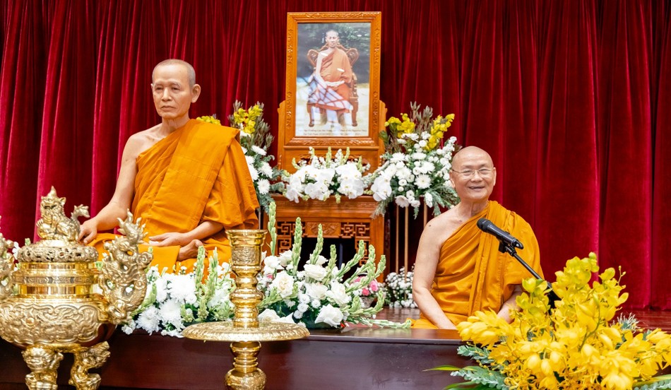 Trưởng lão Hòa thượng Viên Minh bên pháp tướng Đại lão Hòa thượng Hộ Tông tại tổ đình Bửu Long Trưởng lão Hòa thượng Viên Minh bên pháp tướng Đại lão Hòa thượng Hộ Tông tại tổ đình Bửu Long