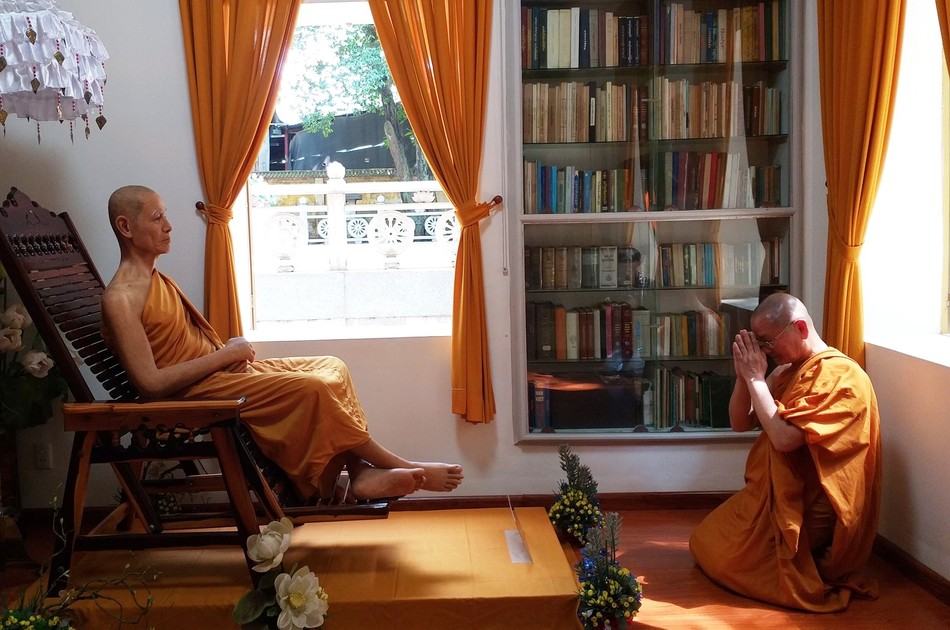 Trưởng lão Hòa thượng Viên Minh đảnh lễ trước tượng Đại lão Hòa thượng Hộ Tông - Ảnh: F.TĐBL Trưởng lão Hòa thượng Viên Minh đảnh lễ trước tượng Đại lão Hòa thượng Hộ Tông - Ảnh: F.TĐBL