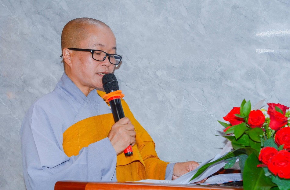 Ni sư Thích nữ Tuệ Định, trụ trì chùa Thạch Hãn phát biểu khai mạc