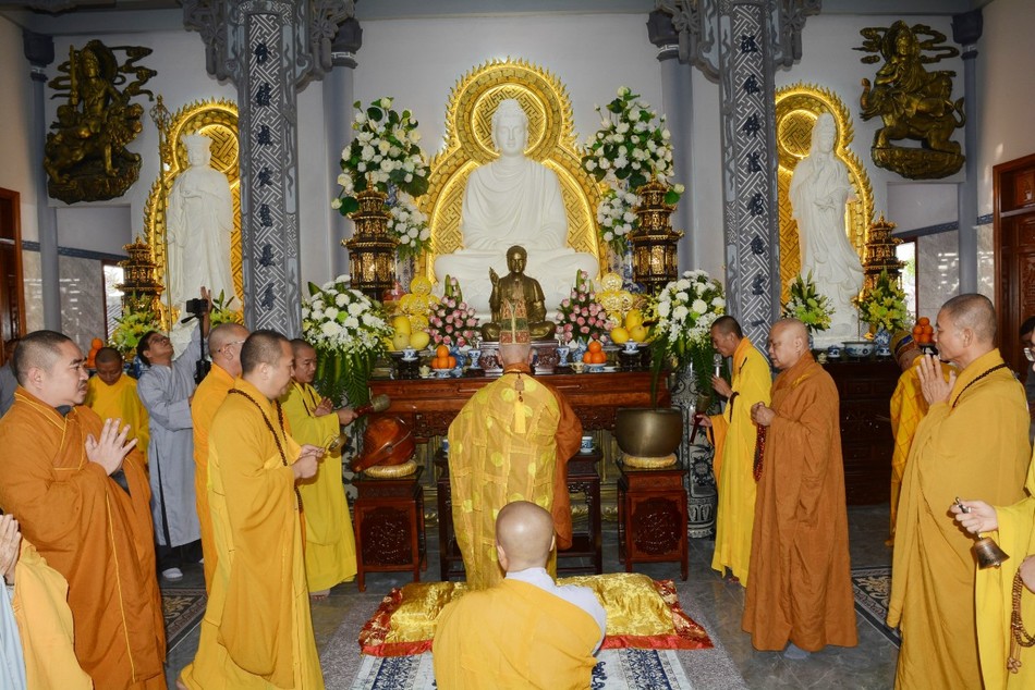 Nghi lễ truyền thống tại chánh điện chùa Thạch Hãn