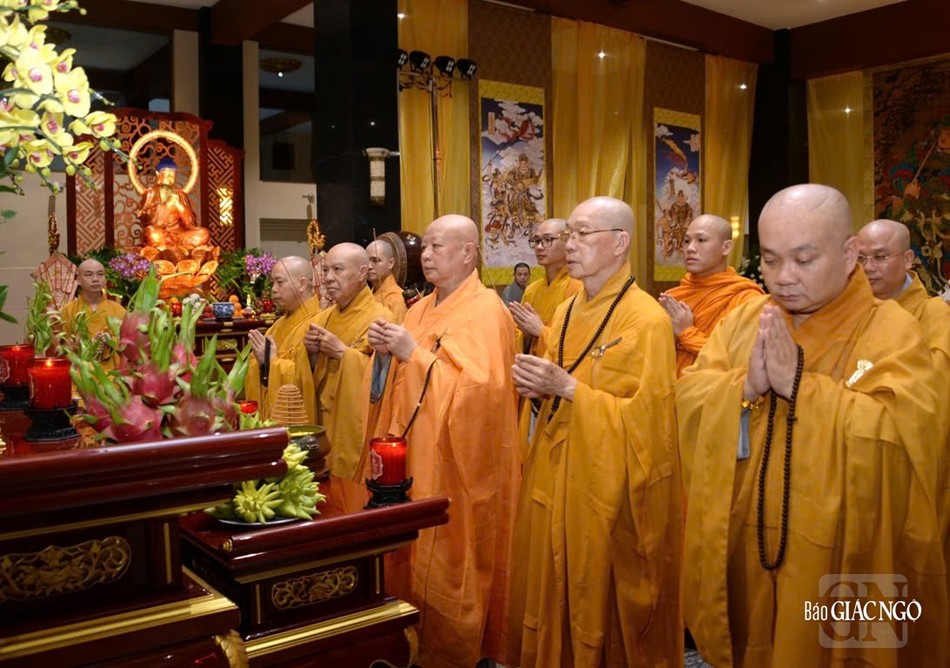 Chư tôn đức tham dự cầu nguyện