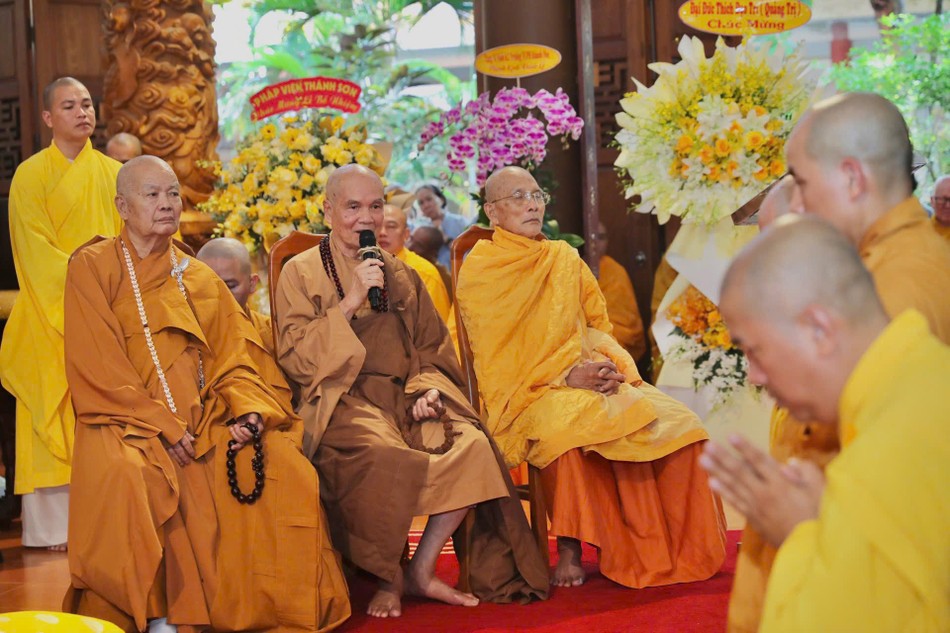 Trưởng lão Hòa thượng Thích Minh Thông huấn từ Trưởng lão Hòa thượng Thích Minh Thông huấn từ