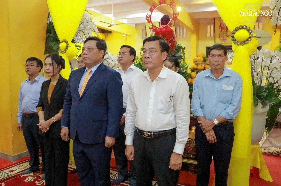 Thứ trưởng Nguyễn Hải Trung dẫn đầu phái đoàn Bộ Dân tộc và Tôn giáo, Ban Tôn giáo Chính phủ viếng tang