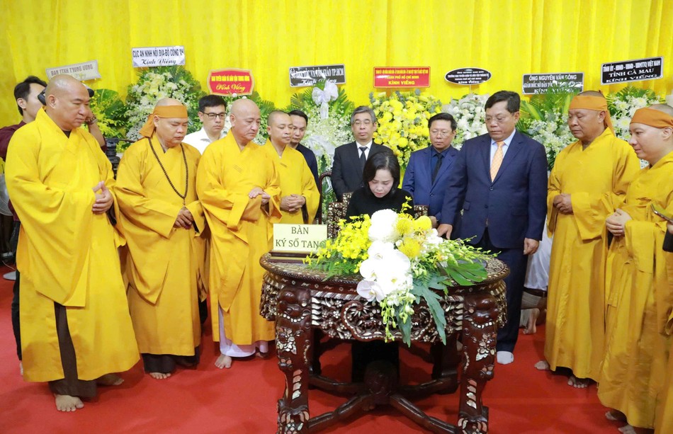 Phó Chủ tịch Quốc hội Nguyễn Thị Thanh ghi sổ tang lưu niệm