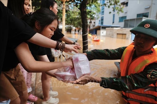 Đoàn cứu hộ Quân khu 1 vận chuyển đồ ăn, nước uống cho người dân khu vực bị ngập sâu ở phường Phan Đình Phùng, tỉnh Thái Nguyên - Ảnh: Minh Quyết/TTXVN Đoàn cứu hộ Quân khu 1 vận chuyển đồ ăn, nước uống cho người dân khu vực bị ngập sâu ở phường Phan Đình Phùng, tỉnh Thái Nguyên - Ảnh: Minh Quyết/TTXVN