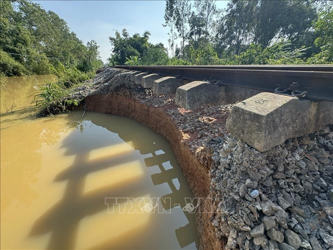 Chiều 10-10-2025, nước chưa rút, nguy cơ sạt lở lan rộng và đe dọa an toàn quanh khu vực tuyến đường sắt đi qua xã Trung Giã (Hà Nội) - Ảnh Quốc Luỹ/TTXVN Chiều 10-10-2025, nước chưa rút, nguy cơ sạt lở lan rộng và đe dọa an toàn quanh khu vực tuyến đường sắt đi qua xã Trung Giã (Hà Nội) - Ảnh Quốc Luỹ/TTXVN