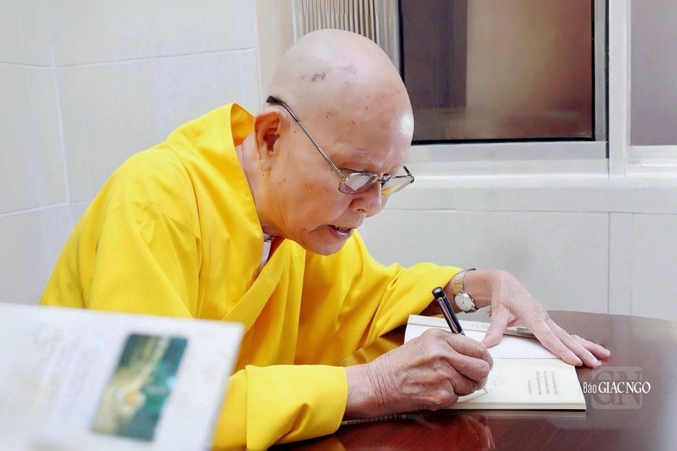 Trưởng lão Hòa thượng Thích Từ Thông đặc biệt gắn bó với Phật sự hoằng pháp và giáo dục, là giáo thọ trực tiếp, bậc Thầy của nhiều thế hệ Tăng Ni tại TP.HCM Trưởng lão Hòa thượng Thích Từ Thông đặc biệt gắn bó với Phật sự hoằng pháp và giáo dục, là giáo thọ trực tiếp, bậc Thầy của nhiều thế hệ Tăng Ni tại TP.HCM