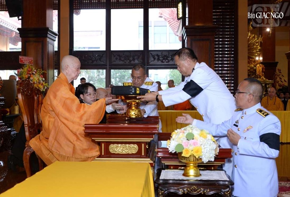 Dâng y và tứ sự cúng dường lên Đức Pháp chủ theo truyền thống Hoàng gia Thái Lan