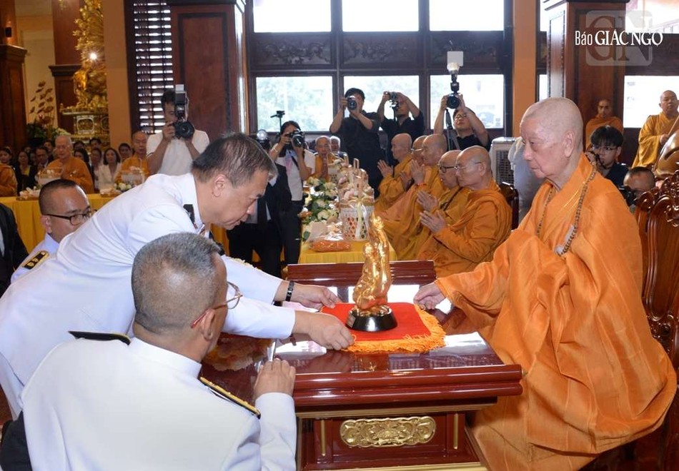 Đức Pháp chủ tặng quà lưu niệm đến vị chủ lễ - Thứ trưởng Ngoại giao Vương quốc Thái Lan Vijavat Isarabhakdi