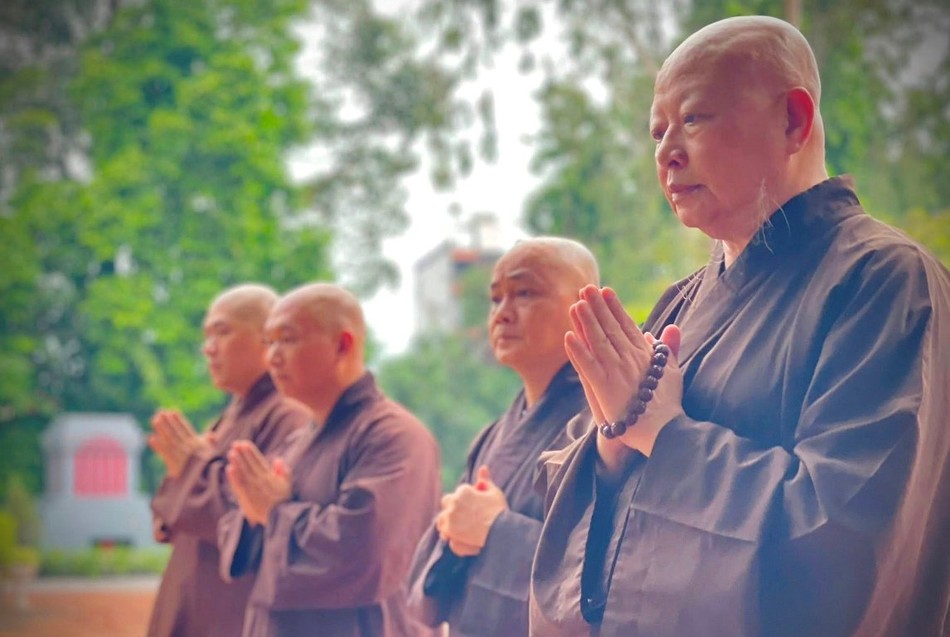 Hòa thượng Thích Lệ Trang cùng chư tôn đức và Chủ tịch Ủy ban MTTQVN P.Hòa Hưng dâng hương cầu nguyện trước đài tưởng niệm, mộ tập thể trong Công viên văn hóa Lê Thị Riêng