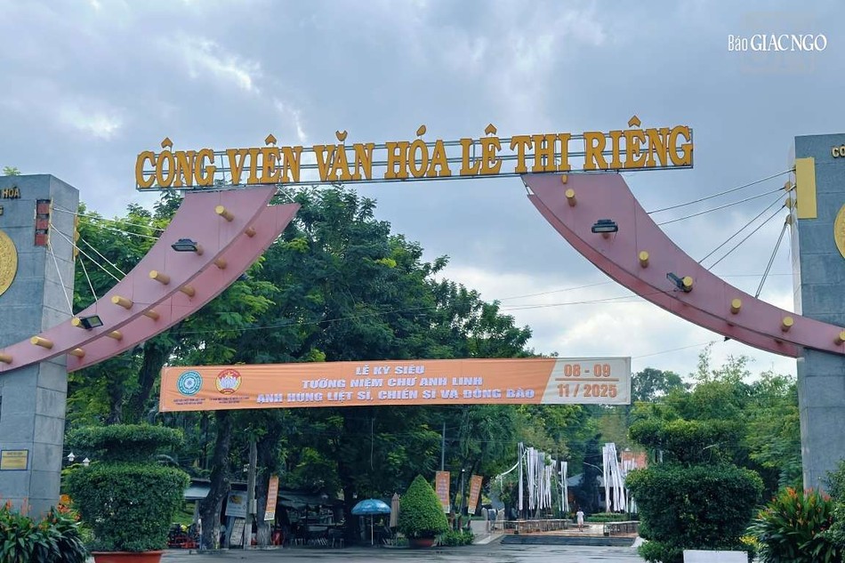 Công viên văn hóa Lê Thị Riêng (cổng từ đường Cách Mạng Tháng Tám)