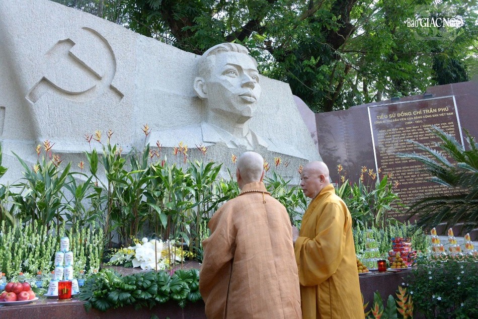 Thắp hương tưởng niệm tại khu tượng đài - mộ phần Tổng Bí thư Trần Phú Thắp hương tưởng niệm tại khu tượng đài - mộ phần Tổng Bí thư Trần Phú