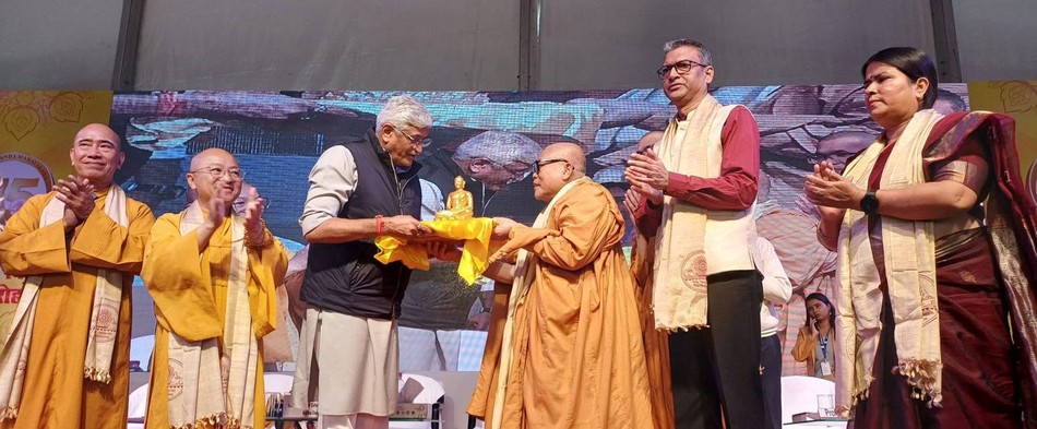 Hòa thượng Thích Giác Toàn tặng pho tượng Phật đến ông Shri Gajendra Singh Shekhawat, Bộ trưởng Bộ Văn hóa Ấn Độ, Viện trưởng danh dự của Nava Nalanda Mahavihara