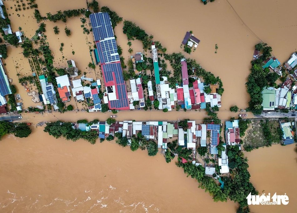 Một đoạn đường 21/8 phường Đô Vinh bị nước chia cắt, ảnh chụp lúc 17h