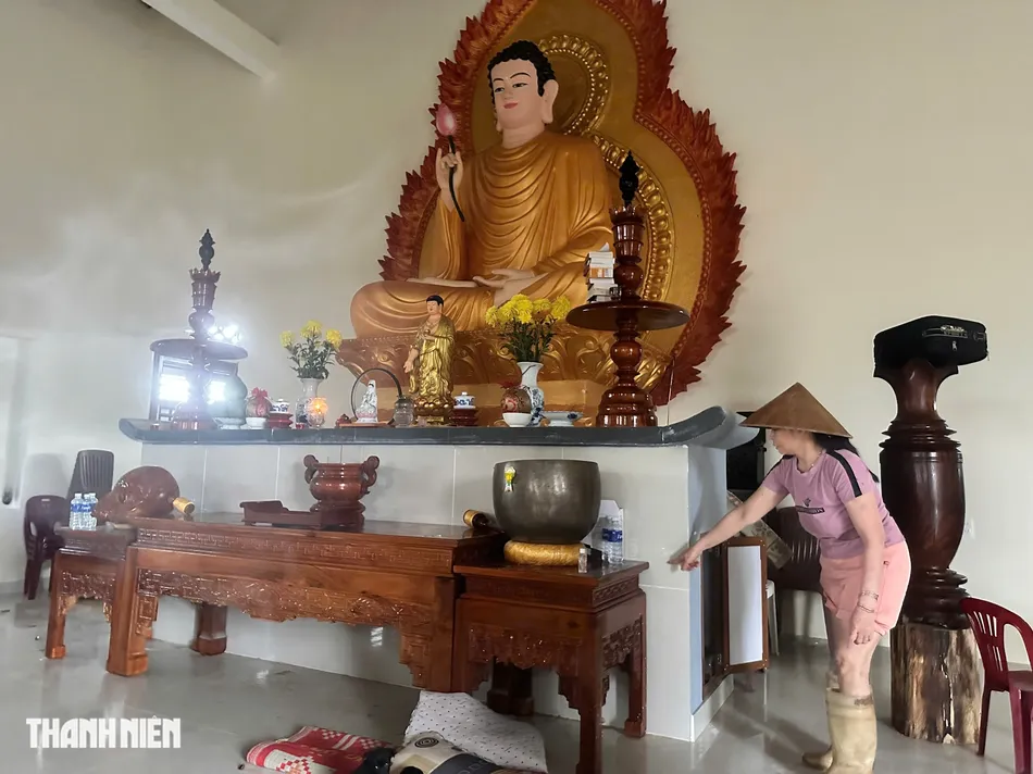 Bà Hồng cho biết nước lũ dâng lên khắp điện thờ, dưới chân tượng Phật lớn