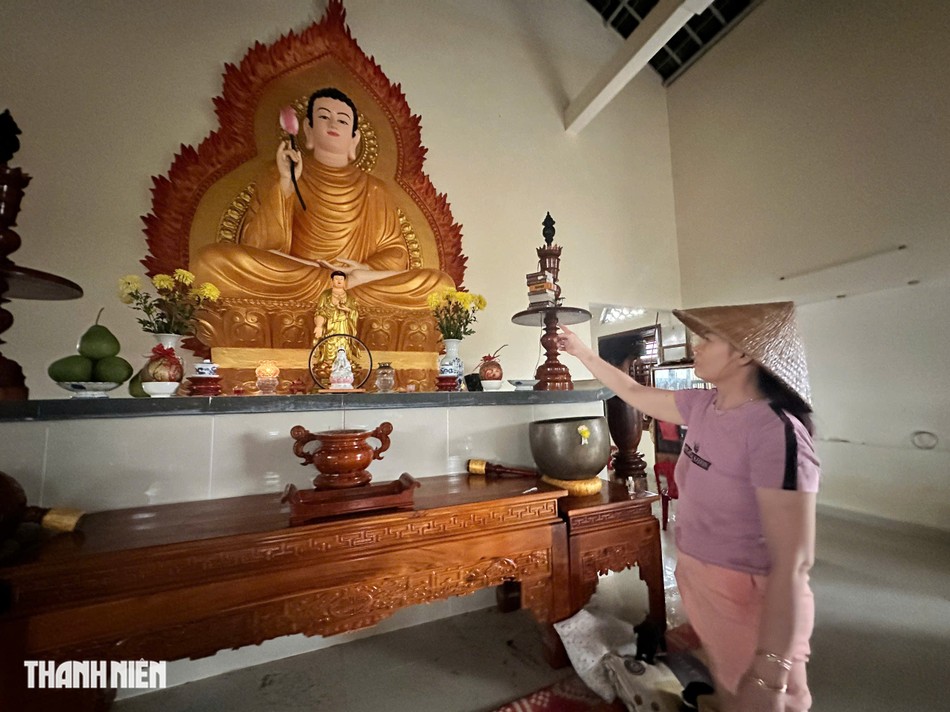 Bà Hồng kể lại những ngày người dân thôn Mỹ Xuân 1 đến chùa, leo bàn thờ tránh lũ