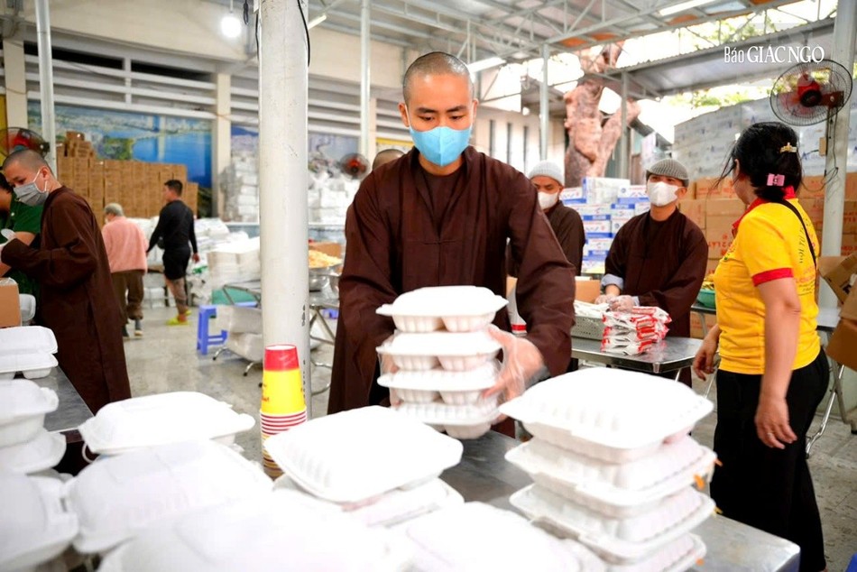 Không khí khẩn trương ở các bếp dã chiến phục vụ bà con vùng lũ lụt tại tỉnh Khánh Hòa trong sáng nổi lửa đầu tiên, 23-11-2025