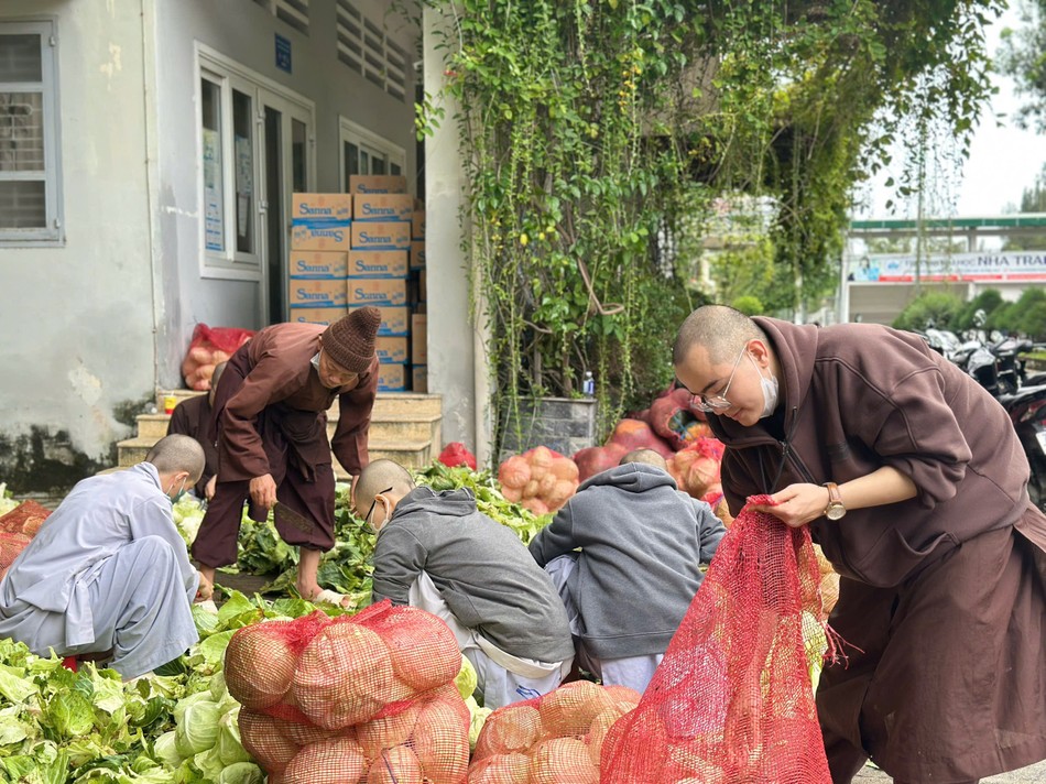Không khí khẩn trương ở các bếp dã chiến phục vụ bà con vùng lũ lụt tại tỉnh Khánh Hòa trong sáng nổi lửa đầu tiên, 23-11-2025