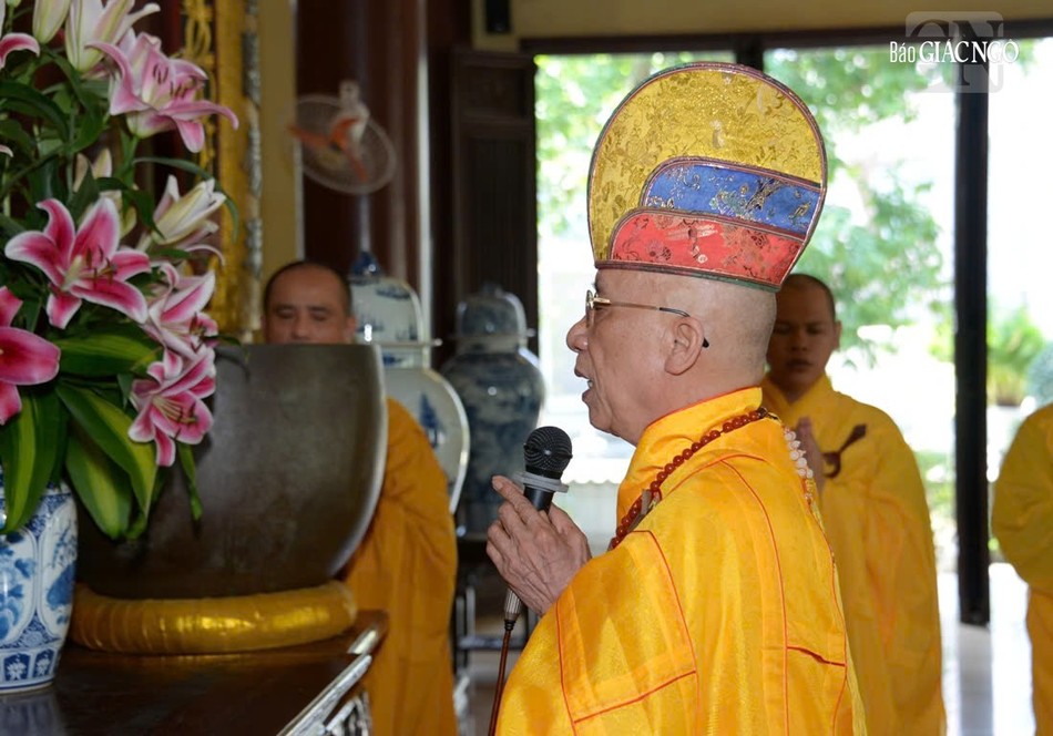 Hòa thượng Thích Huệ Chúc sám chủ nghi thức cúng ngọ truyền thống thiền môn