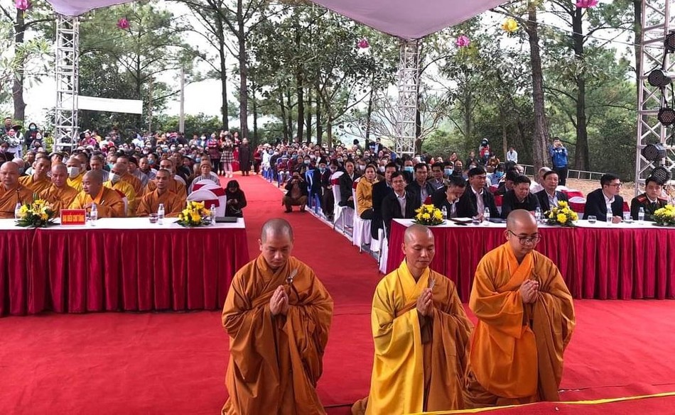 ĐĐ.Thích Giác Thiện Mẫn (giữa) dâng lời phát nguyện tại buổi lễ