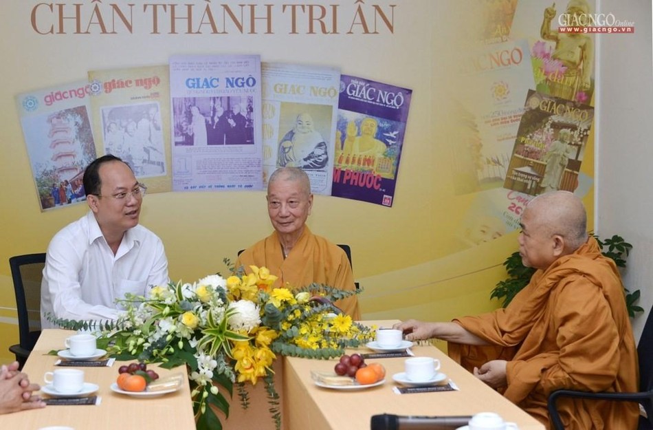 Hòa thượng Tổng Biên tập tiếp thân mật ông Nguyễn Hồ Hải