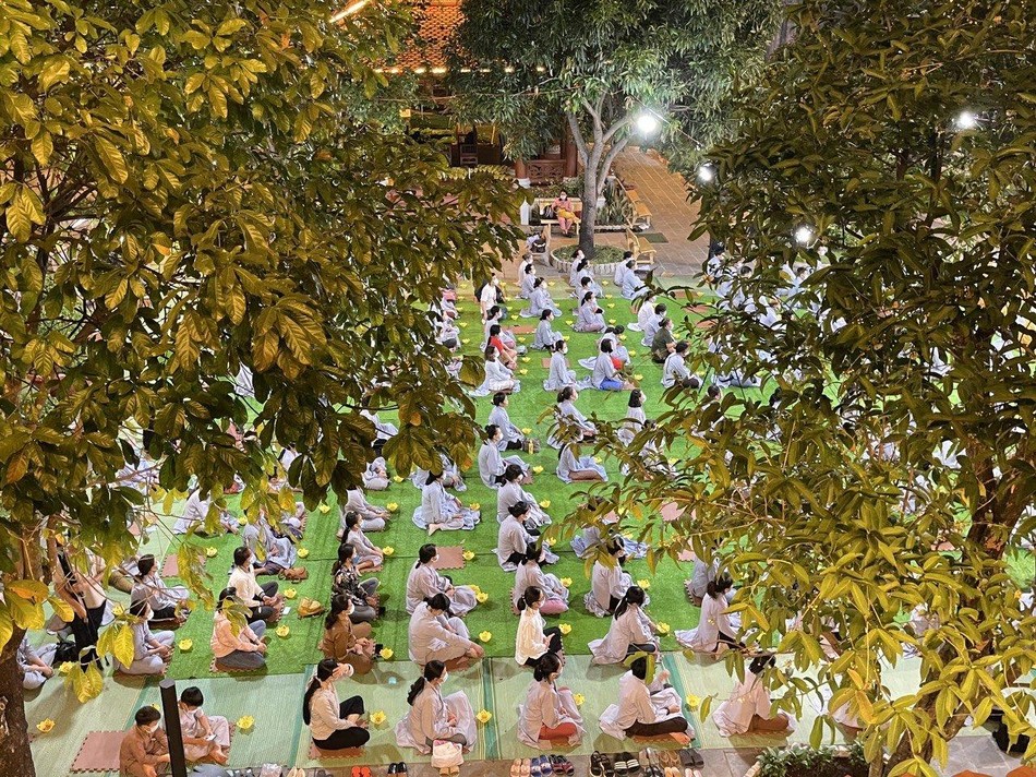 Phật tử vân tập về chùa Thiên Quang dâng đăng, cầu nguyện