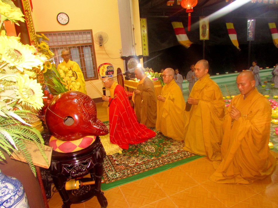 Chư tôn đức thành kính dâng hương, đảnh lễ Tam bảo