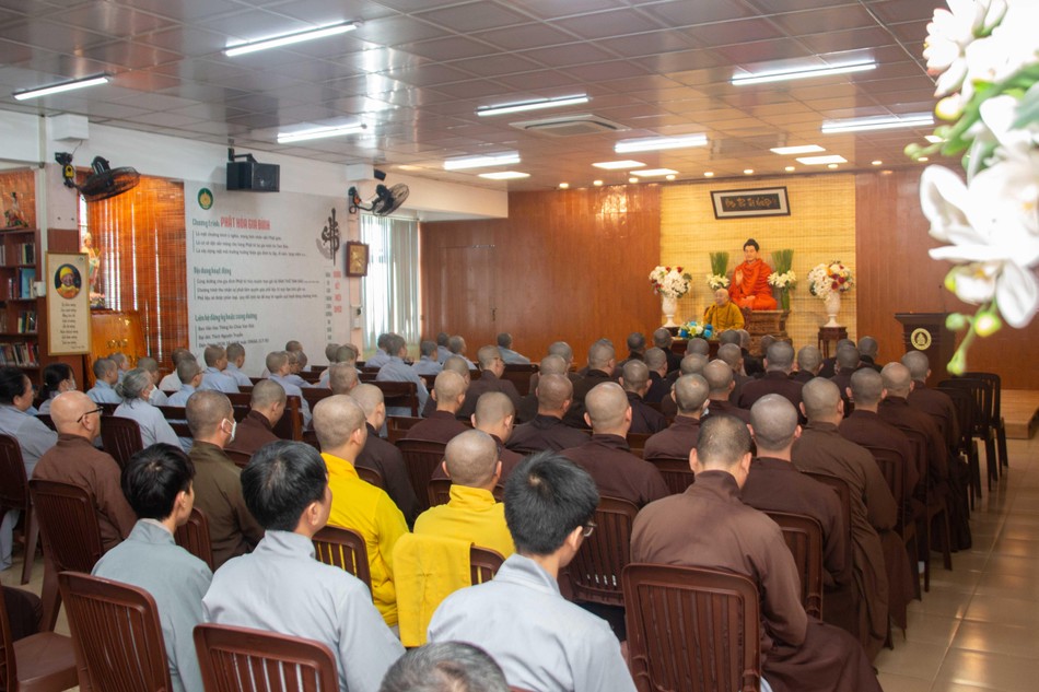 Chư Tăng Ni, Phật tử lắng nghe Hòa thượng thuyết giảng Chư Tăng Ni, Phật tử lắng nghe Hòa thượng thuyết giảng