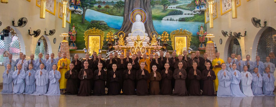 Hòa thượng Thích Minh Thông chụp ảnh lưu niệm cùng chư hành giả an cư tại chùa Vạn Đức