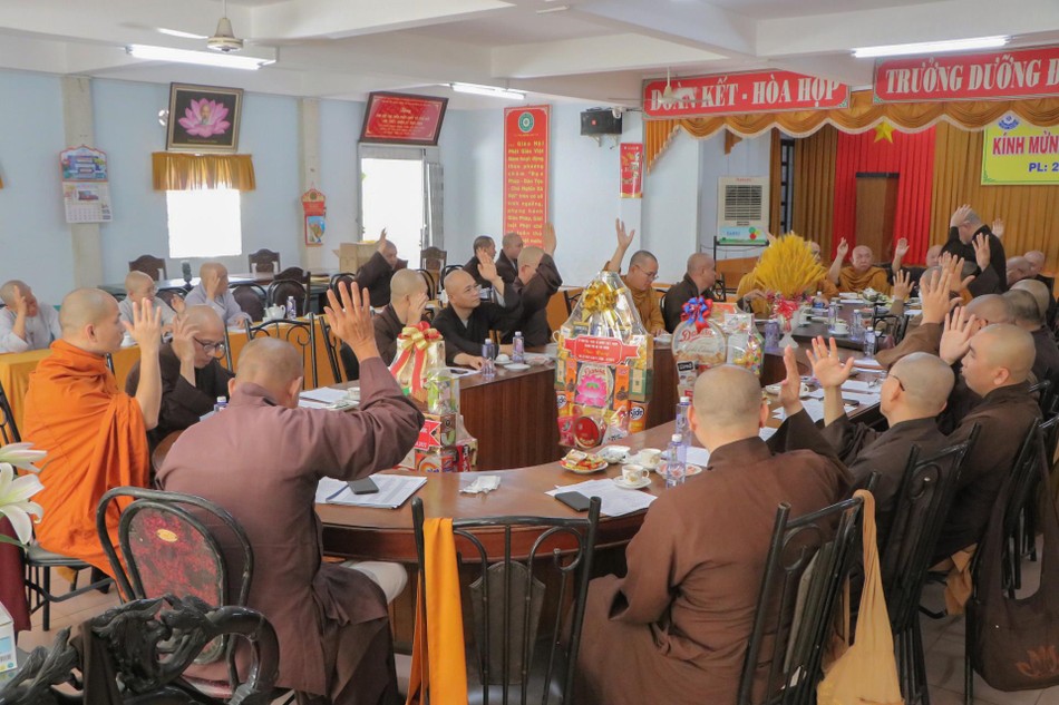 Chư tôn đức Tăng Ni biểu quyết thống nhất danh sách nhân sự dự kiến giới thiệu tham gia vào các ban trực thuộc Ban Trị sự GHPGVN TP.Thủ Đức