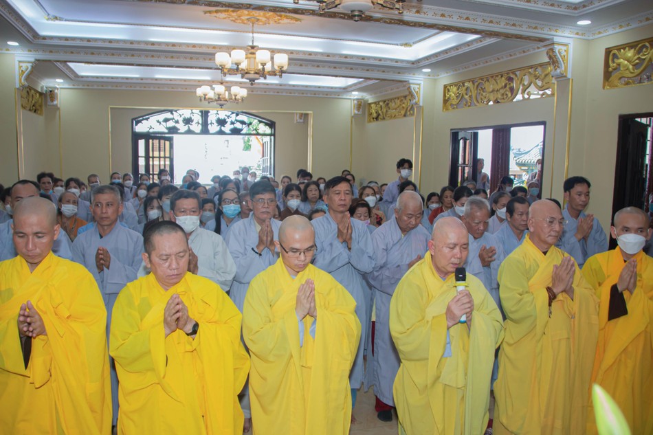 Hòa thượng Thích Hoằng Tri cùng chư Tăng tại trú xứ hướng dẫn đạo tràng trang nghiêm đảnh lễ Tam bảo Hòa thượng Thích Hoằng Tri cùng chư Tăng tại trú xứ hướng dẫn đạo tràng trang nghiêm đảnh lễ Tam bảo