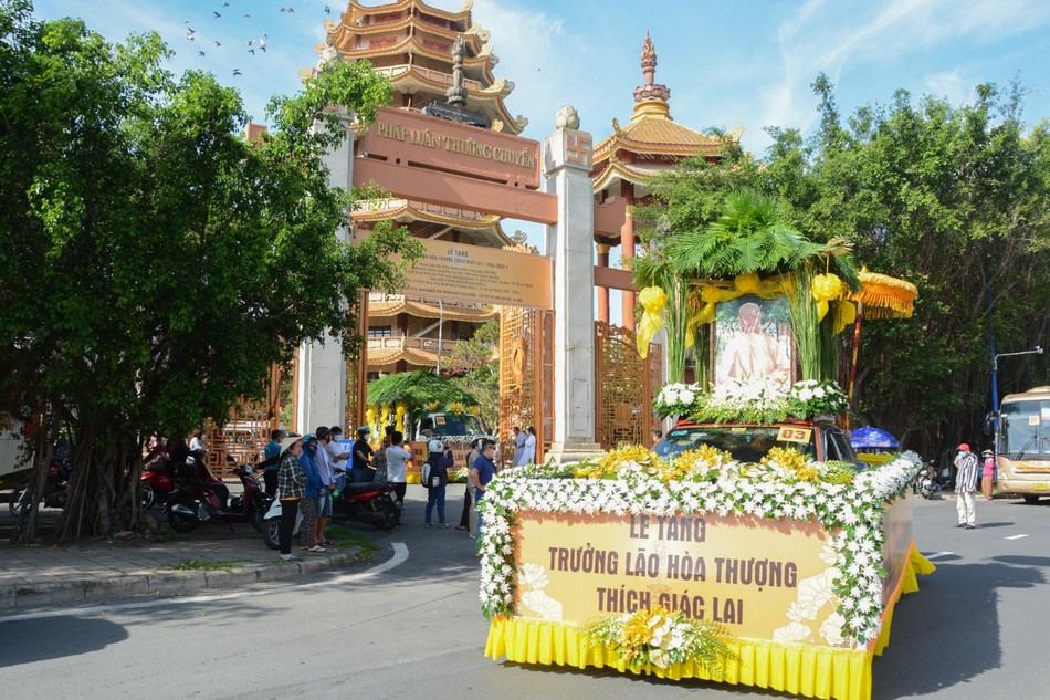 Đoàn xe di quan cung thỉnh nhục thân Hòa thượng đến nơi trà-tỳ Đoàn xe di quan cung thỉnh nhục thân Hòa thượng đến nơi trà-tỳ