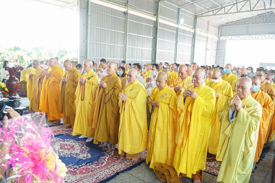 Chư tôn đức niêm hương, cử hành nghi thức tâm linh cầu nguyện Chư tôn đức niêm hương, cử hành nghi thức tâm linh cầu nguyện