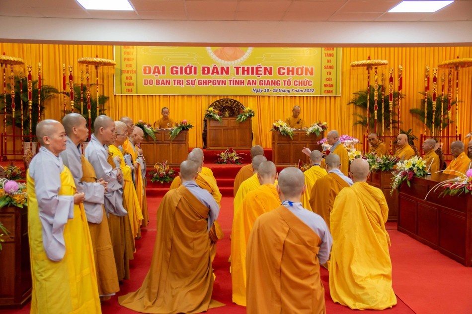 Giới tử Tỳ-kheo-ni đến thỉnh cầu Chánh pháp yết-ma trước Đại Tăng Giới tử Tỳ-kheo-ni đến thỉnh cầu Chánh pháp yết-ma trước Đại Tăng