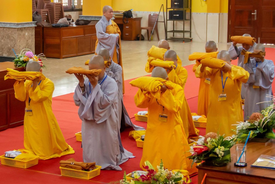 Giới tử Tỳ-kheo-ni thọ nhận tam y, bình bát, tọa cụ và đãy lọc nước Giới tử Tỳ-kheo-ni thọ nhận tam y, bình bát, tọa cụ và đãy lọc nước