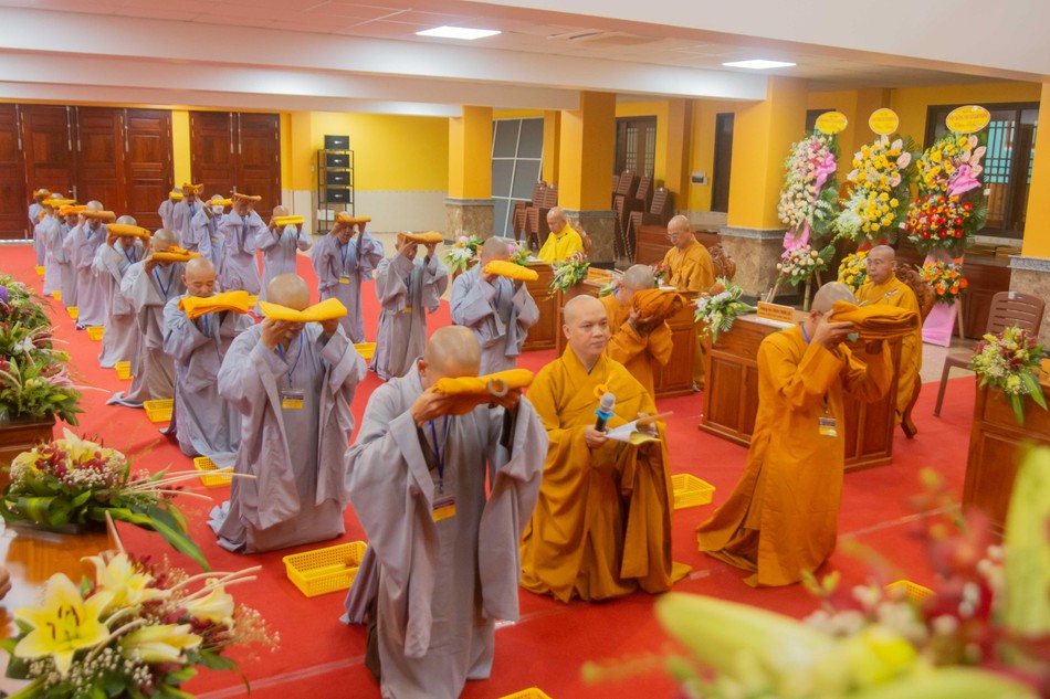 Giới tử Sa-di phát nguyện thọ mạn y Giới tử Sa-di phát nguyện thọ mạn y