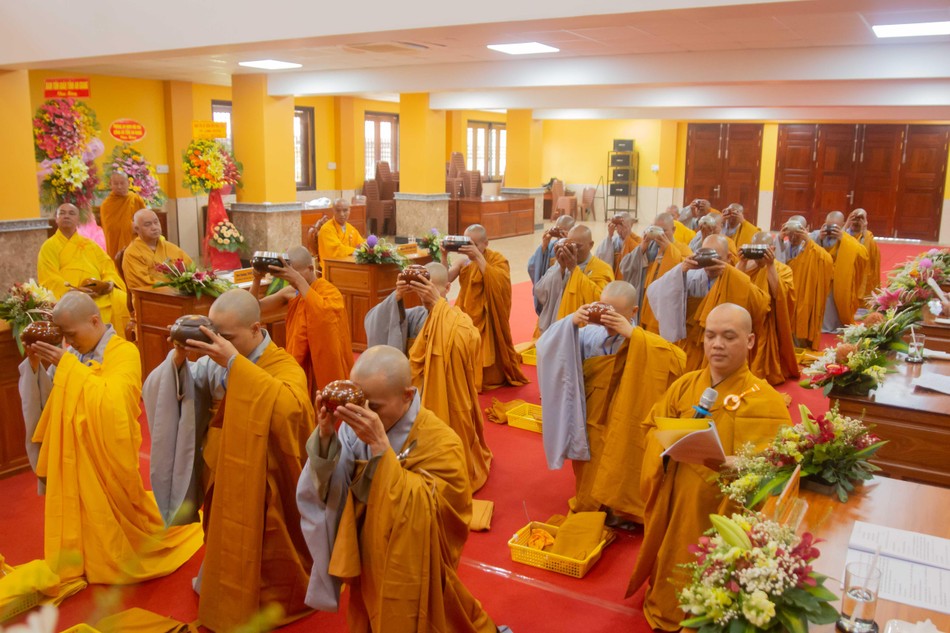 Các giới tử Tỳ-kheo thọ nhận tam y, bình bát, tọa cụ và đãy lọc nước Các giới tử Tỳ-kheo thọ nhận tam y, bình bát, tọa cụ và đãy lọc nước