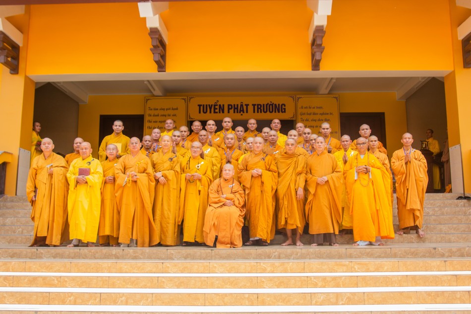 Hội đồng Thập sư chụp ảnh lưu niệm cùng các tân Tỳ-kheo Hội đồng Thập sư chụp ảnh lưu niệm cùng các tân Tỳ-kheo