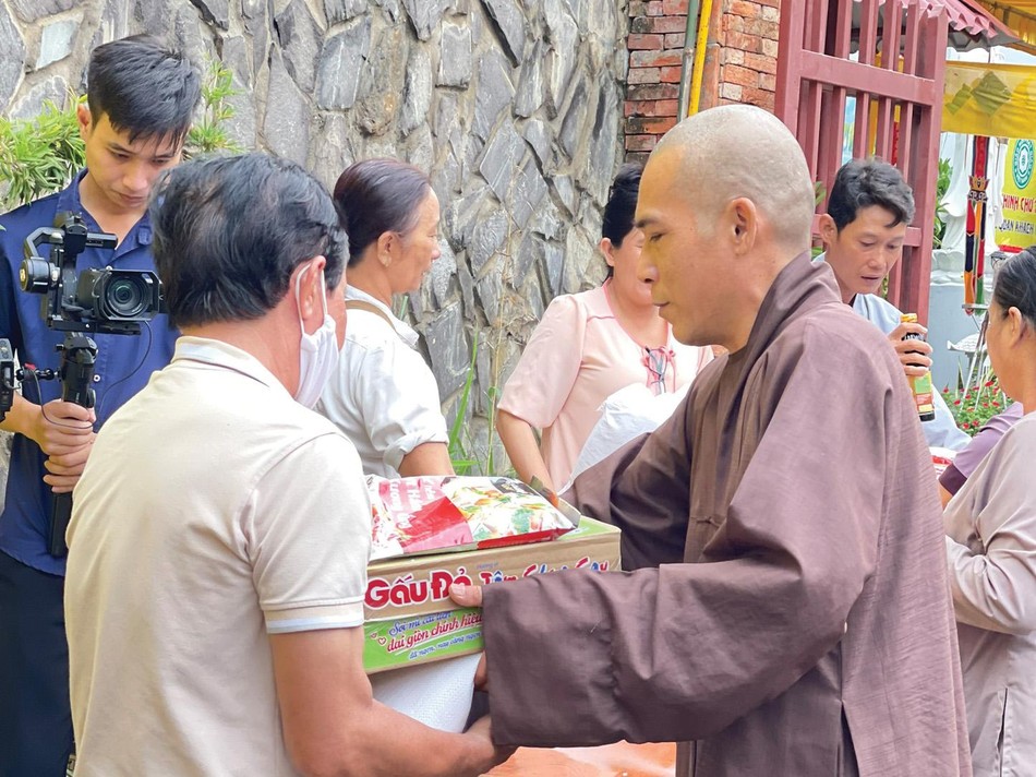 Tặng quà đến bà con Tặng quà đến bà con