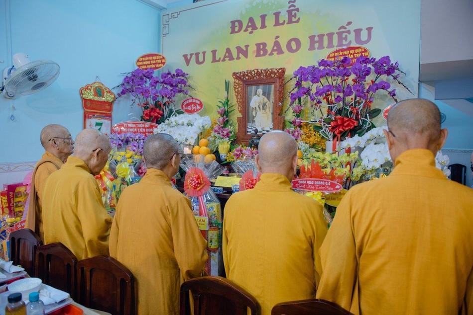 Chư tôn đức dâng hương tưởng niệm Đại lão Hòa thượng Tăng Cang - Thích Thiện Quả