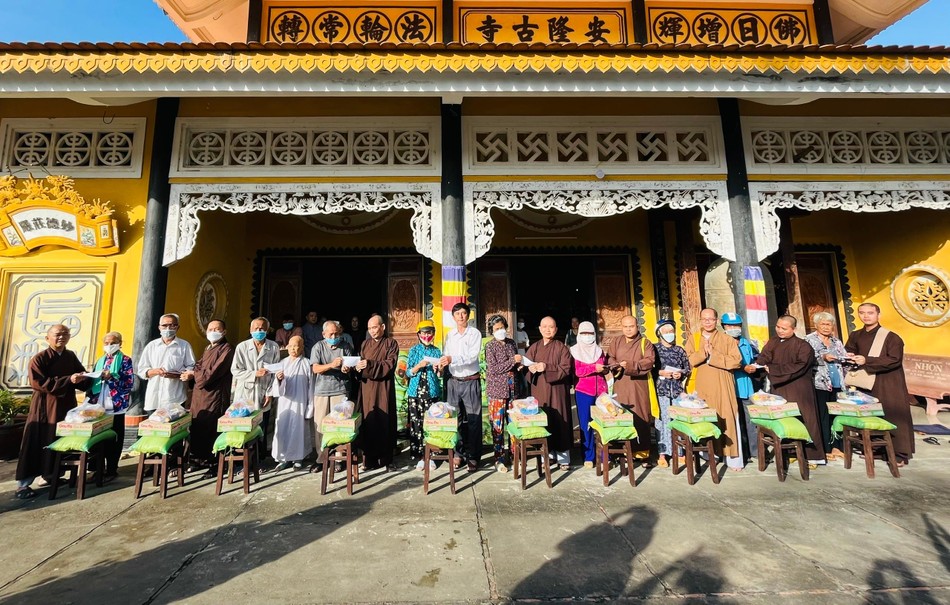 Trao qua cho bà con xã Mỹ An Hưng A tại chùa An Long Trao qua cho bà con xã Mỹ An Hưng A tại chùa An Long